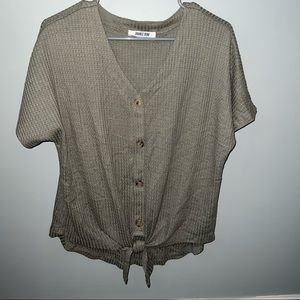 Women’s button up short sleeve. V-neck. Front tie.